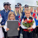 Gulliver Gryt (10 år) og Aminde Fiol Lillebø (6 år) venter med blomster og tegninger til Kongeparet. . Foto: Liv Anette Luane, Det kongelege hoffet